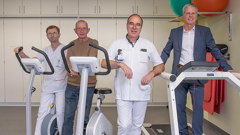 Das Foto zeigt (von links) bei der Übergabe der Kraft- und Ausdauergeräte Vitali Poltorak (Leiter des Therapiebereichs), Eugen Reifenscheid (Vorsitzender des Fördervereins), Chefarzt Dr. Dirk Gühlen (verantwortlich für die Physiotherapie) und Christian Blachnik (Leiter des Sparkasse-Beratungscenters Kitzingen und im Beirat des Fördervereins).