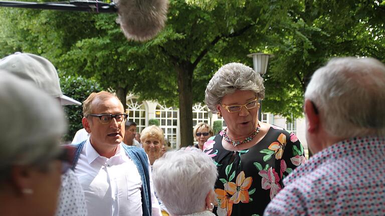 Und natürlich wurden sie erkannt. Aber trotz des großen Erfolgs von Waltraud und Mariechen bleiben Volker Heißmann und Martin Rassau sind Stars zum Anfassen.       -  Und natürlich wurden sie erkannt. Aber trotz des großen Erfolgs von Waltraud und Mariechen bleiben Volker Heißmann und Martin Rassau sind Stars zum Anfassen.