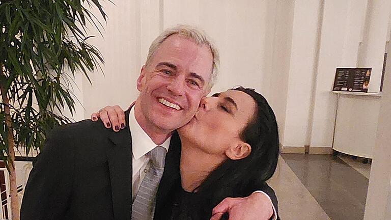 Gelöste Stimmung nach dem Konzert: Intendant Alexander Steinbeis (im Sommer blond) und Sopranistin Carmela Remigio, die ihm nach getaner Arbeit („ich fühle mich wie nach einem Marathon“) um den Hals fiel. - Gelöste Stimmung nach dem Konzert: Intendant Alexander Steinbeis (im Sommer blond) und Sopranistin Carmela Remigio, die ihm nach getaner Arbeit („ich fühle mich wie nach einem Marathon“) um den Hals fiel. Gelöste Stimmung nach dem Konzert: Intendant Alexander Steinbeis (im Sommer blond) und Sopranistin Carmela Remigio, die ihm nach getaner Arbeit („ich fühle mich wie nach einem Marathon“) um den Hals fiel. - Gelöste Stimmung nach dem Konzert: Intendant Alexander Steinbeis (im Sommer blond) und Sopranistin Carmela Remigio, die ihm nach getaner Arbeit („ich fühle mich wie nach einem Marathon“) um den Hals fiel.