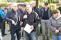 Großes Lob von allen Seiten für die perfekte und gelungene Organisation der diesjährigen letzten DJK-Diözesanwanderung, die bei der DJK Burghausen stattfand, gab es für Reinhard Keller (am Mikro). Er konnte zum Start der rund sieben Kilometer langen Wandertour, sagenhafte 130 Teilnehmerinnen und Teilnehmer begrüßen. Auch Wasserlosens Bürgermeister Anton Gößmann (links daneben) und die Referentin für Seniorenarbeit, Irmgard Endres (rechts) waren begeistert, ob der großen Wanderschar.
