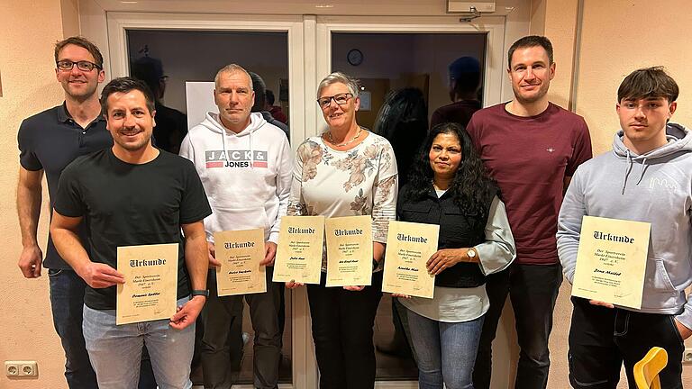 Das Foto zeigt 1. Vorstand Thomas Volkamer, Domenic Spiller, Enrico Smykala, Ute Ernst-Auer, Ajantha Maier, 2. Vorstand Jochen Bansemir und Jona Meidel. Das Foto zeigt 1. Vorstand Thomas Volkamer, Domenic Spiller, Enrico Smykala, Ute Ernst-Auer, Ajantha Maier, 2. Vorstand Jochen Bansemir und Jona Meidel.