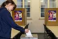 Schülerin Sophia Malzev (16) bei der Abgabe ihre Stimme&nbsp;an der Wahlurne in der Frieden-Mittelschule Schweinfurt.
