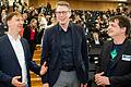 Bayerns Wissenschaftsminister Markus Blume (Mitte) im Gespräch mit den beiden Würzburger Preisträgern Sven Warnke (links) und Jens Jordan.