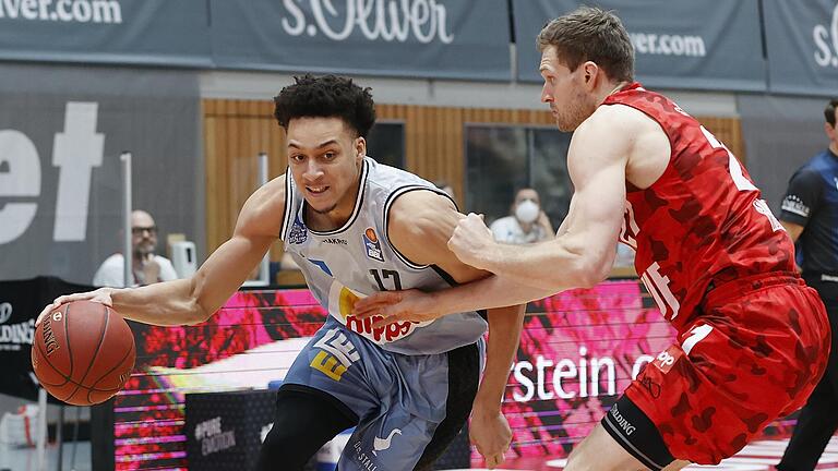 86:80 gewann Crailsheim das Hinspiel (Zweikampf zwischen Crailsheims Jamuni McNeace, links, und Würzburgs Florian Koch). 86:80 gewann Crailsheim das Hinspiel (Zweikampf zwischen Crailsheims Jamuni McNeace, links, und Würzburgs Florian Koch).