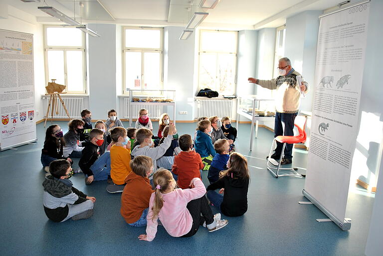 Hans Volkmuth führte die Kinder durch die Ausstellung und war überrascht von den Kenntnissen, die die kleinen Zuhörer in der Grundschule in Wülfershausen hatten. Hans Volkmuth führte die Kinder durch die Ausstellung und war überrascht von den Kenntnissen, die die kleinen Zuhörer in der Grundschule in Wülfershausen hatten.