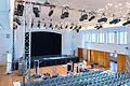 Das evangelische Gemeindehaus verfügt nun über alles, was ein Theater braucht. Mit Blick vom Balkon (120 Sitzplätze) sind die neue Vorbühne, die Masten und die Stuhlreihen im Parkett gut zu erkennen.