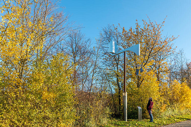 Die Skulptur 'Erde, Wasser, Feuer, Luft': Grundlage allen Lebens sowie unabdingbare Voraussetzung regionaltypischer Weine. Erdschichten sichtbar gemacht in einem Plexiglaszyllinder, Feuer, Flammen und Wasserwellen. Bei der Skulptur handelt es sich um Windspiel aus Edelstahl. Die Skulptur 'Erde, Wasser, Feuer, Luft': Grundlage allen Lebens sowie unabdingbare Voraussetzung regionaltypischer Weine. Erdschichten sichtbar gemacht in einem Plexiglaszyllinder, Feuer, Flammen und Wasserwellen. Bei der Skulptur handelt es sich um Windspiel aus Edelstahl.