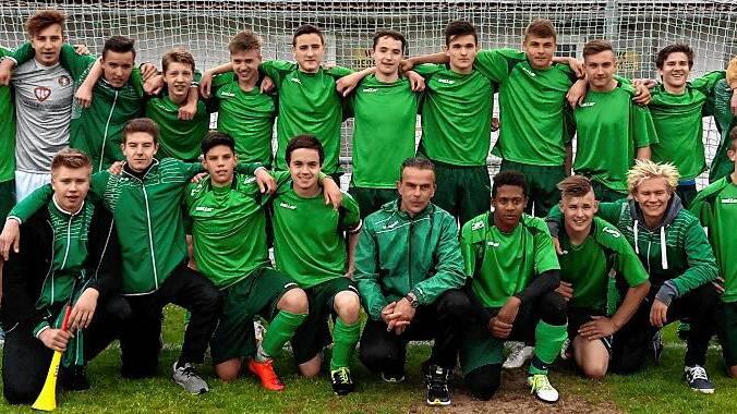 Meisterliche Heidingsfelder U-19-Fußballer - (PM) Ein Treffer in der letzten Spielminute durch Omar Cisse zum 1:0-Sieg über Spitzenreiter TSV Rottendorf hat der zuvor zweitplatzierten U 19 des SV Heidingsfeld nach packender Partie die Meisterschaft in der Kreisliga Würzburg und somit den Aufstieg in die Bezirksoberliga beschert. Unser Bild zeigt die erfolgreiche Mannschaft des SVH mit: (hinten von links) Betreuer Jürgen Berger, Omar Cisse, Timo Bausewein, Christoph Haupt, Patrick Krüger, Jonathan Kroker, Kevin Göpfert, Berat Suroji, Marc-Andre Popp, Mike Berger, Jeremy Thomas, Steffen Vogel, Florian Schulte-Eickhoff, Moritz Pataky, Benedikt Preisendörfer, (vorne von links) Manuel Cichon, Marcel Karl, Henry Libischer, Jan Bichler, Trainer Rainer Haas, Tyron Türpe, Robin Dobay, Niki Baumann, Fabian Haas, Manuel Schlichting. Es fehlen Marlon Willeführ, Jamaal, Qasim, Betreuer Werner Haupt. Meisterliche Heidingsfelder U-19-Fußballer - (PM) Ein Treffer in der letzten Spielminute durch Omar Cisse zum 1:0-Sieg über Spitzenreiter TSV Rottendorf hat der zuvor zweitplatzierten U 19 des SV Heidingsfeld nach packender Partie die Meisterschaft in der Kreisliga Würzburg und somit den Aufstieg in die Bezirksoberliga beschert. Unser Bild zeigt die erfolgreiche Mannschaft des SVH mit: (hinten von links) Betreuer Jürgen Berger, Omar Cisse, Timo Bausewein, Christoph Haupt, Patrick Krüger, Jonathan Kroker, Kevin Göpfert, Berat Suroji, Marc-Andre Popp, Mike Berger, Jeremy Thomas, Steffen Vogel, Florian Schulte-Eickhoff, Moritz Pataky, Benedikt Preisendörfer, (vorne von links) Manuel Cichon, Marcel Karl, Henry Libischer, Jan Bichler, Trainer Rainer Haas, Tyron Türpe, Robin Dobay, Niki Baumann, Fabian Haas, Manuel Schlichting. Es fehlen Marlon Willeführ, Jamaal, Qasim, Betreuer Werner Haupt.