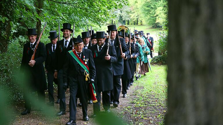 Der Bürgeraufzug in Wiesentheid am Kirchweihdienstag. Der Bürgeraufzug in Wiesentheid am Kirchweihdienstag.