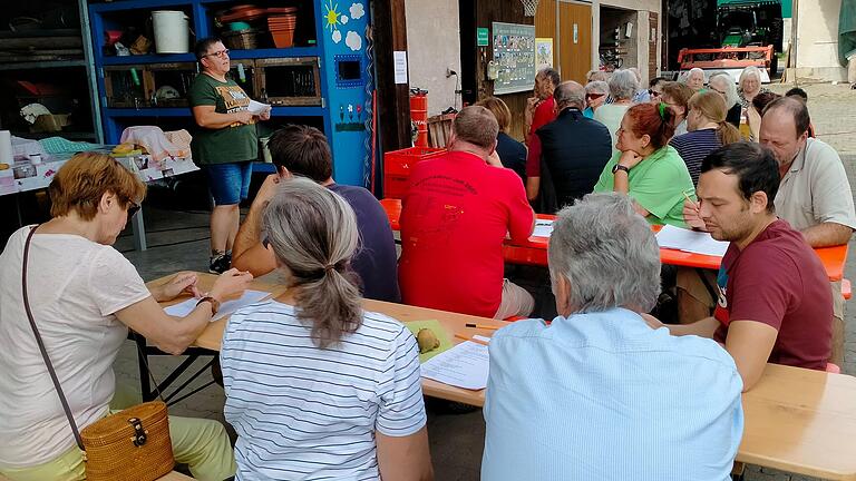 Die Besucher lauschten dem Vortrag von Bernadette Wörner