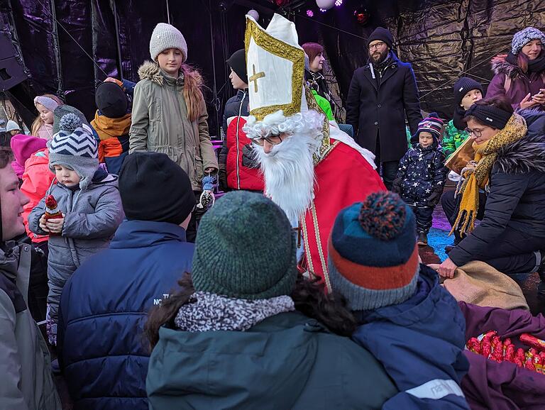 Auch der Nikolaus schaute beim Weihnachtsmarkt in Oberelsbach vorbei.