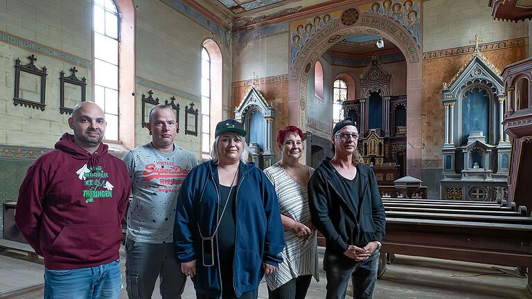 Frank, Christian, Cleo, Katrin und Carsten (von links) vom 'Ghosthunter Team Thüringen' wollen in der entweihten Alten Schutzengelkirche in Gräfendorf mit Geistern in Kontakt treten.