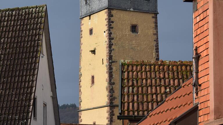 Der Bayersturm ist 39 Meter hoch und hat 147 Stufen zur ehemaligen Türmerwohnung. Dies kann besichtigt werden. Der Bayersturm ist 39 Meter hoch und hat 147 Stufen zur ehemaligen Türmerwohnung. Dies kann besichtigt werden.