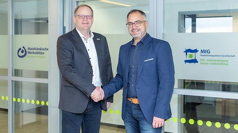 Dieter Körber (im Bild links) heißt Simon Haupt (im Bild rechts) in der Geschäftsführung herzlich willkommen.