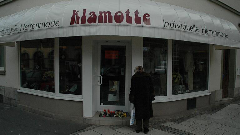 Hinter den Scheiben der Boutique spielte sich 2006 das Drama ab: Siegfried G. wurde - zunächst unbemerkt - von einem ihm Unbekannten in seinem eigenen Laden ermordet. Hinter den Scheiben der Boutique spielte sich 2006 das Drama ab: Siegfried G. wurde - zunächst unbemerkt - von einem ihm Unbekannten in seinem eigenen Laden ermordet.