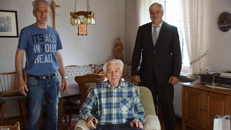 Seinen 90. Geburstag feierte in Trossenfurt Franz Jäger, hier mit seinem Sohn Georg (links) und Oberaurachs 2. Bürgermeister Hans Albert.