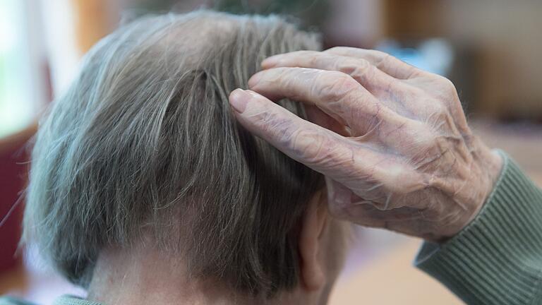 Alzheimer - Das Risiko einer Demenzerkrankung steigt mit dem Alter. Die Symptome in den verschiedenen Stadien im Überblick. Alzheimer - Das Risiko einer Demenzerkrankung steigt mit dem Alter. Die Symptome in den verschiedenen Stadien im Überblick.