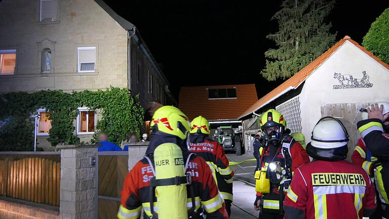 In diesem Wohnhaus (links) in Sand kam es am frühen Samstagmorgen zu einer starken Rauchentwicklung.&nbsp;