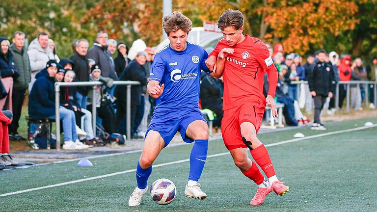 Kampf um den Ball: Im gut besuchten Stadtderby kämpfen David Richard (links) vom FV 04 Würzburg und Lennard Schneider von den Würzburger Kickers um den Ball.