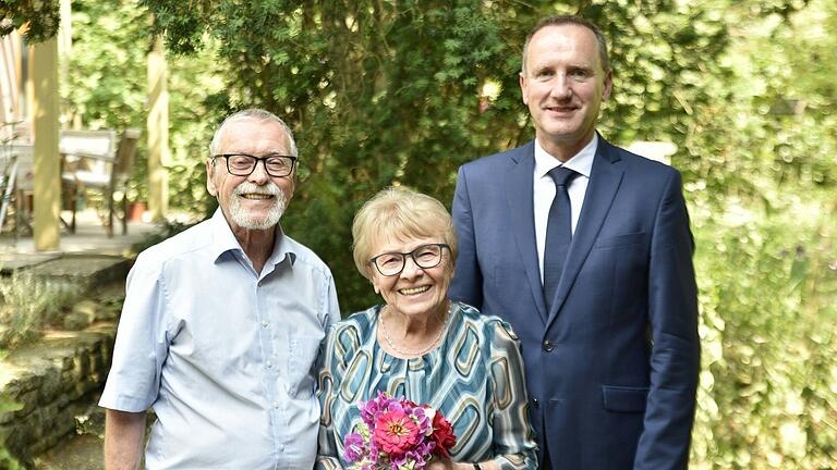 Gratulant für den Landkreis zur Diamantenen Hochzeit von Elisabeth und Hans-Hermann Beuerle in Römershofen war der stellvertretender Landrat Michael Ziegler. Gratulant für den Landkreis zur Diamantenen Hochzeit von Elisabeth und Hans-Hermann Beuerle in Römershofen war der stellvertretender Landrat Michael Ziegler.
