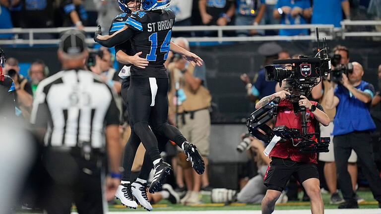 Detroit Lions - Seattle Seahawk       -  Verkehrte Welt: Amon-Ra St. Brown (rechts) warf einen Touchdownpass auf seinen Quarterback Jared Goff.