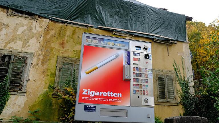 Neu ist am Platz neben der Wandelhalle nur der Zigarettenautomat. Aber viele neue Ideen für Bad Neuhaus als Wohn- und Gesundheitsstandort wurden dem Stadtrat in einem Vorentwurf vorgestellt. Foto: Gerhard Fischer