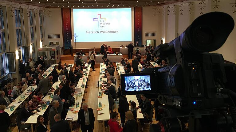 Blick in den großen Saal des ehemaligen Dominikanerklosters in Frankfurt: Die erste Vollversammlung des Synodalen Wegs Ende Januar dieses Jahres fand noch ohne Corona-bedingte Beschränkungen statt.