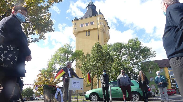 Die Gesamtbilanz ist positiv: Die Schweinfurter SPD feierte am Berliner Platz "30 Jahre Deutsche Einheit", mit Gedenkkranz. Die Gesamtbilanz ist positiv: Die Schweinfurter SPD feierte am Berliner Platz "30 Jahre Deutsche Einheit", mit Gedenkkranz.