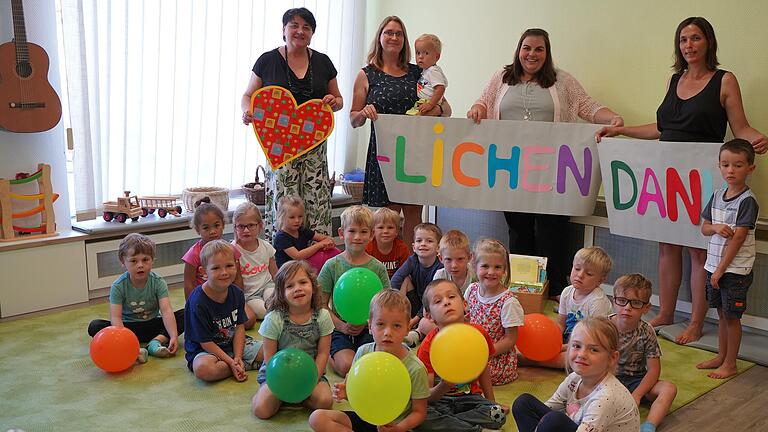 Stellvertretend für die Krippenkinder, die sich gerade noch eingewöhnen, haben die Kindergartenkinder nun ihren Dank für das erweiterte Raumangebot an  Bürgermeisterin Lisa Krein und das Bauhof-Team überbracht. Das Foto zeigt die Kinder mit (hintere Reihe von links) Bürgermeisterin Lisa Krein, der Kindergartenleitung Sabrina Endres (Stellvertreterin)  und Monika Schimmel sowie Sabine Popp vom Elisabethenverein.