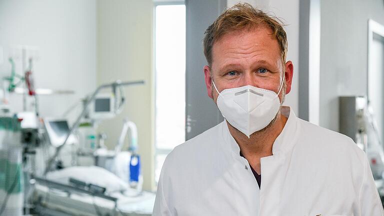 Dr. Matthias Held, Ärztlicher Direktor am Klinikum Würzburg Mitte, auf der Intensivstation am Missio. Er rechnet damit, dass im neuen Jahr die Zahl der Corona-Fälle wegen der Omikron-Variante deutlich steigt. Dr. Matthias Held, Ärztlicher Direktor am Klinikum Würzburg Mitte, auf der Intensivstation am Missio. Er rechnet damit, dass im neuen Jahr die Zahl der Corona-Fälle wegen der Omikron-Variante deutlich steigt.