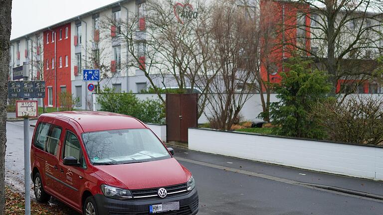 Vor dem AWO-Pflegeheim in Schwebheim wurde dieses Firmenauto des Schweinfurter Seniorenheimes Domicil abgestellt, dessen Scheiben ringsum mit Stellenausschreibungen für Pflege- und Betreuungspersonal beklebt sind. Vor dem AWO-Pflegeheim in Schwebheim wurde dieses Firmenauto des Schweinfurter Seniorenheimes Domicil abgestellt, dessen Scheiben ringsum mit Stellenausschreibungen für Pflege- und Betreuungspersonal beklebt sind.