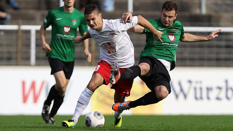 Das bislang letzte nicht verlorene Derby aus 05-Sicht: Am 26. Oktober 2013 kämpfen Niklas Weißenberger (Würzburger Kickers) und Tom Jäckel (FC 05 Schweinfurt) um den Ball.