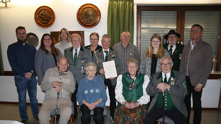 Ehrungen bei der BSG Bergrheinfeld: Das Bild zeigt die anwesenden Jubilare sowie Bürgermeister Ulrich Werner (rechts), daneben zweiter Gauschützenmeister Otto Iff, und zweiten Schützenmeister David Matthes (links).