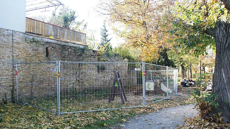 Weil von der angrenzenden Stadtmauer immer wieder Steine herunterfallen, musste die Stadt Gerolzhofen den Kleinkind-Bereich am Spielplatz in der Nördlichen Allee vorsichtshalber absperren.