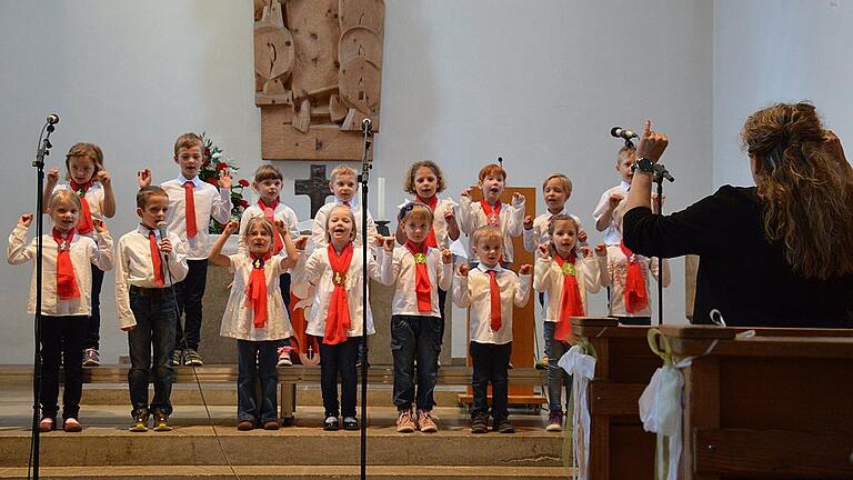 Begeisterung fürs Singen weckt Karin Riegler bereits bei den Kleinsten, den Minis, in einem Alter ab fünf Jahren.