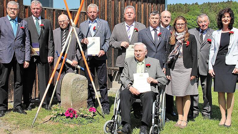 Stellvertretende Landrätin Sabine Sitter (dritte von rechts) ehrte in Glasofen langjährig tätige Feldgeschworene aus dem Bereich Marktheidenfeld für ihren Dienst.