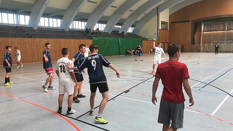 Internationale Jugendbegegnung mit Polen: Beim Handballspielen lernte man sich schnell besser kennen. Internationale Jugendbegegnung mit Polen: Beim Handballspielen lernte man sich schnell besser kennen.