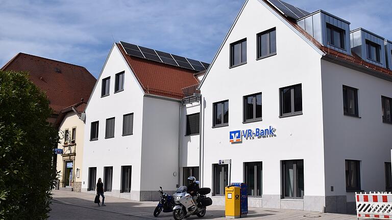 Zentral am Balthasar-Neumann-Platz in Werneck baute die VR-Bank Schweinfurt ihre neue Filiale.