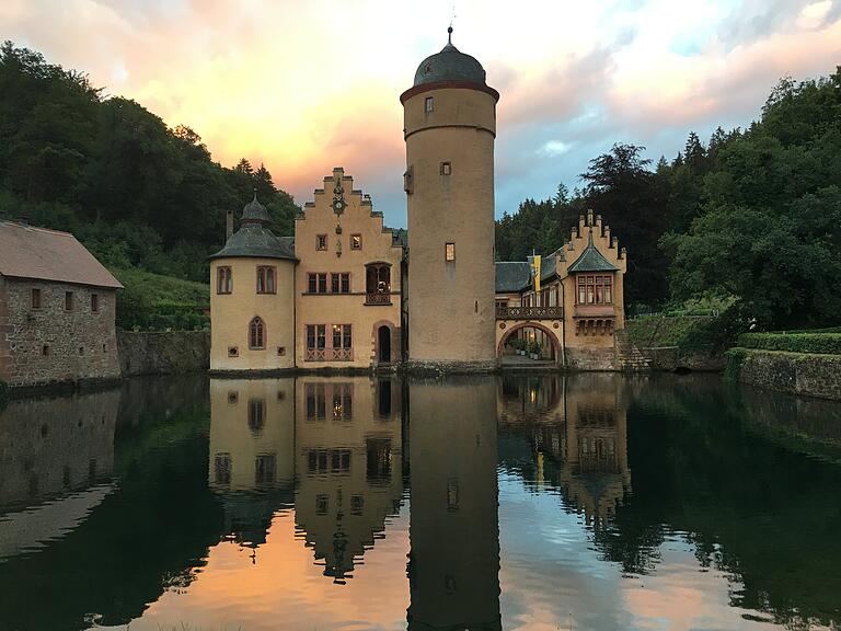 Wie im Märchen: Das romantisch im Spessart gelegene Schloss Mespelbrunn im Abendlicht.