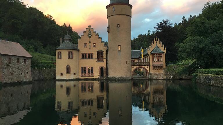 Wie im Märchen: Das romantisch im Spessart gelegene Schloss Mespelbrunn im Abendlicht.