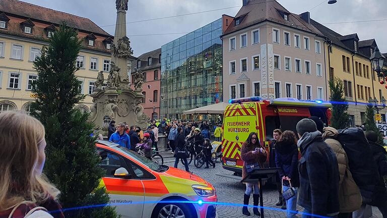 Wegen eines Gefahrstoffaustritts musste das Kaufhaus Wöhrl in der Würrburger Innenstadt am Donnerstagmittag geräumt werden. Wegen eines Gefahrstoffaustritts musste das Kaufhaus Wöhrl in der Würrburger Innenstadt am Donnerstagmittag geräumt werden.
