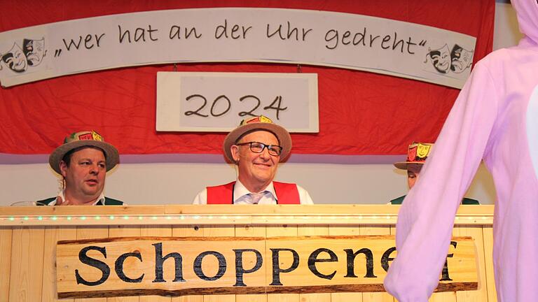 Ein strahlender Sitzungspräsident Rudi Aumüller (Mitte), seit 1990 unermüdlich im Amt und mit Freude dabei.