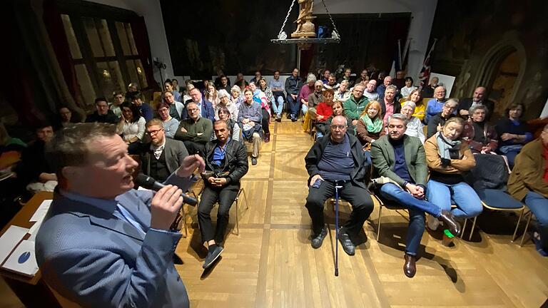 Vor vollem Haus warb Bürgermeister Peter Juks um seinen Kompromissvorschlag zur Wochenendsperrung des Ochsenfurter Marktplatzes.