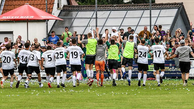 Party! Zusammen mit ihren Fans feiern die Oberschwarzacher den Sieg in Gochsheim.