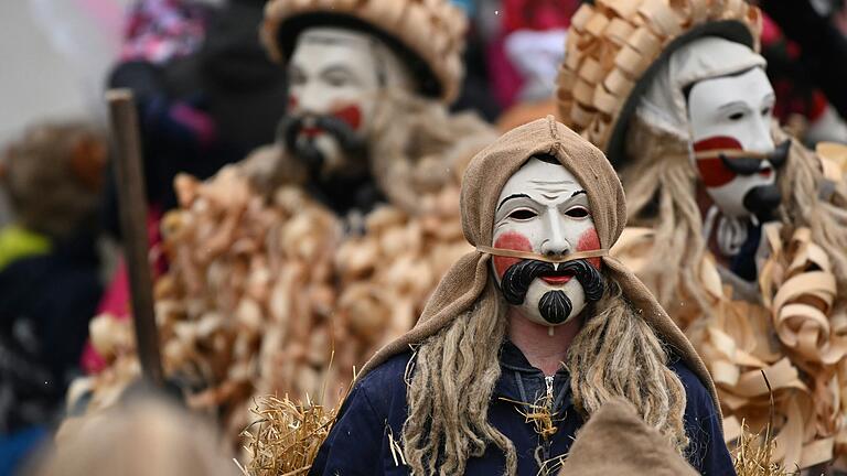 Ein Publikumsmagnet war im zweijährigen Turnus die Rhöner Maskenfastnacht in Oberelsbach. Der Termin für die Bundestagswahl machte den Planungen einen Strich durch die Rechnung.