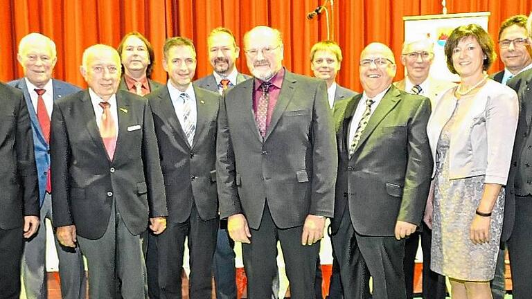 Festabend 40 Jahre Verwaltungsgemeinschaft Marktheidenfeld in der Spessarthalle Esselbach (von links): Landrat Thomas Schiebel, Bezirkstagsvizepräsident Armin Grein, Festredner Otmar Bilz, die Bürgermeister Richard Roos, Thorsten Schwab, Michael Gram, Otto Dümig (VG-Vorsitzender), Georg Neubauer, Achim Müller, 2. Bürgermeister Günter Schmelz, Bürgermeisterin Agnes Engelhardt, VG-Leiter Helmut Fuchs und Regierungspräsident Paul Beinhofer.