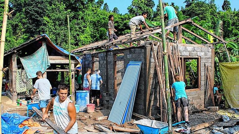 Mit Altersgenossen aus aller Welt und Einheimischen zimmert der Giebelstädter Benjamin Pabst (auf dem Dach rechts im Bild) in Nepal.