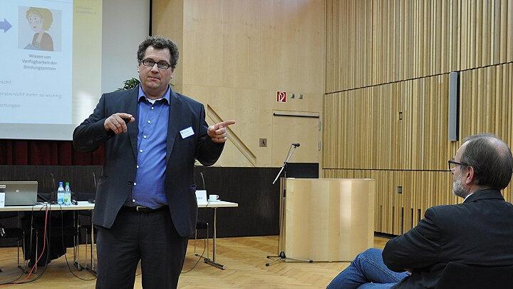 Hauptreferent Dr. Thomas Köhler-Saretzki, Leiter der Familienberatung der Christlichen Sozialhilfe Köln, erläuterte in anschaulicher Weise Grundlagen menschlicher Bindungen mit ihren Chancen und Risiken.