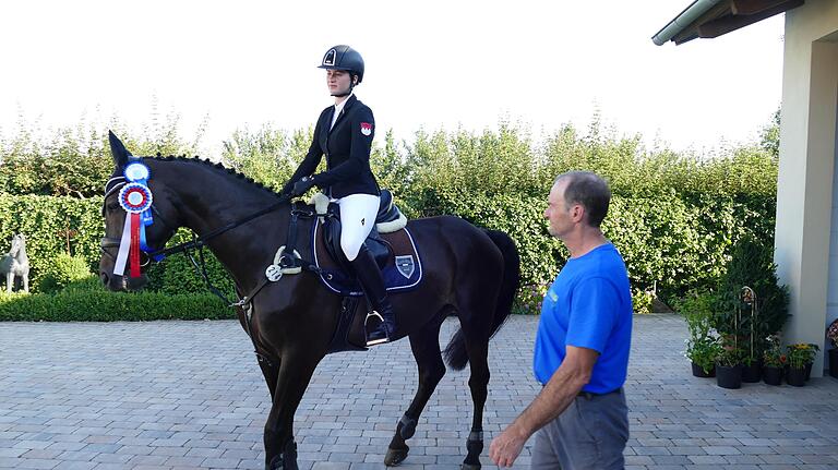 Das 16-jährige Springreitertalent Michelle Brendler mit ihrem Wallach 'Diacor' und Vater Jürgen als Trainer. Das 16-jährige Springreitertalent Michelle Brendler mit ihrem Wallach 'Diacor' und Vater Jürgen als Trainer.