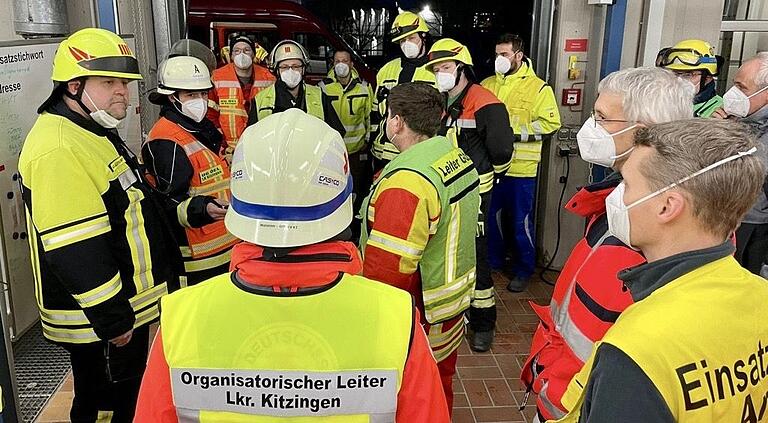 54 Feuerwehrleute, 50 BRK-Einsatzkräfte und zwölf Helfer vom THW rückten am Mittwoch zum Brandeinsatz an der Klinik Kitzinger Land aus.